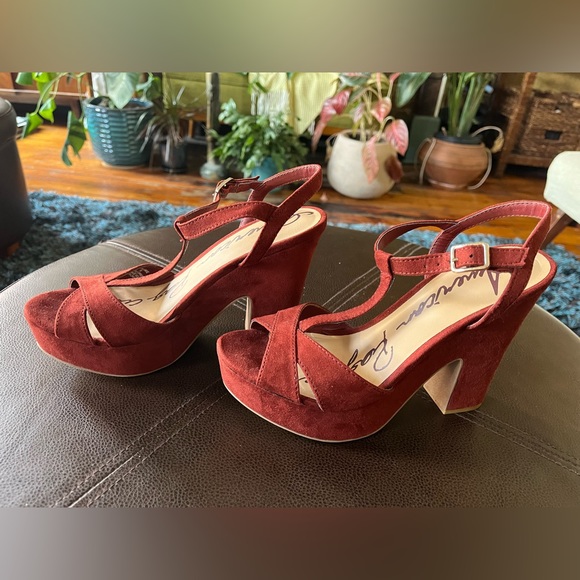NWOT Beautiful burgundy faux suede American Rag heels - Picture 4 of 7